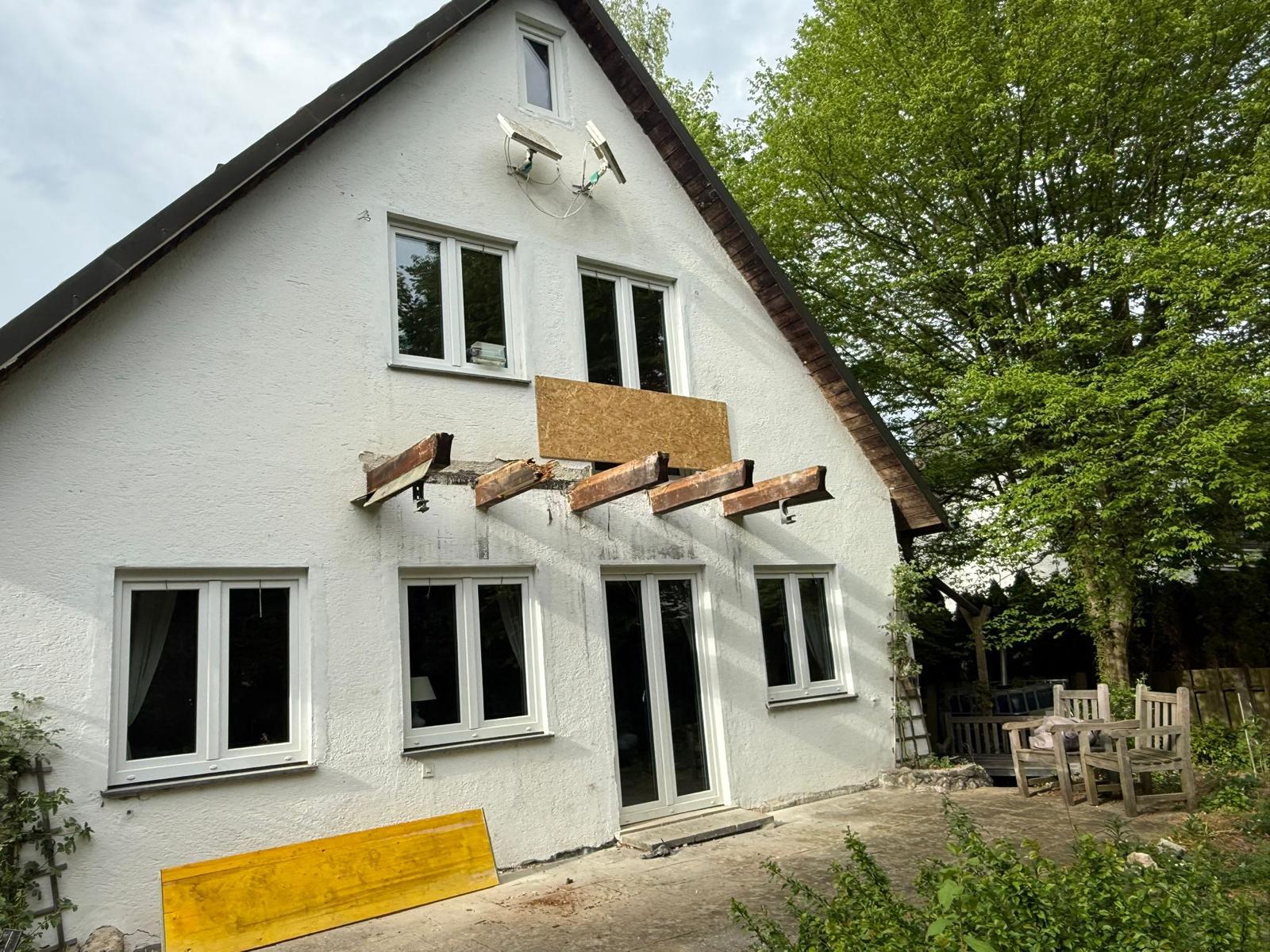 Fassade mit demontiertem Balkon und sichtbaren Trägern