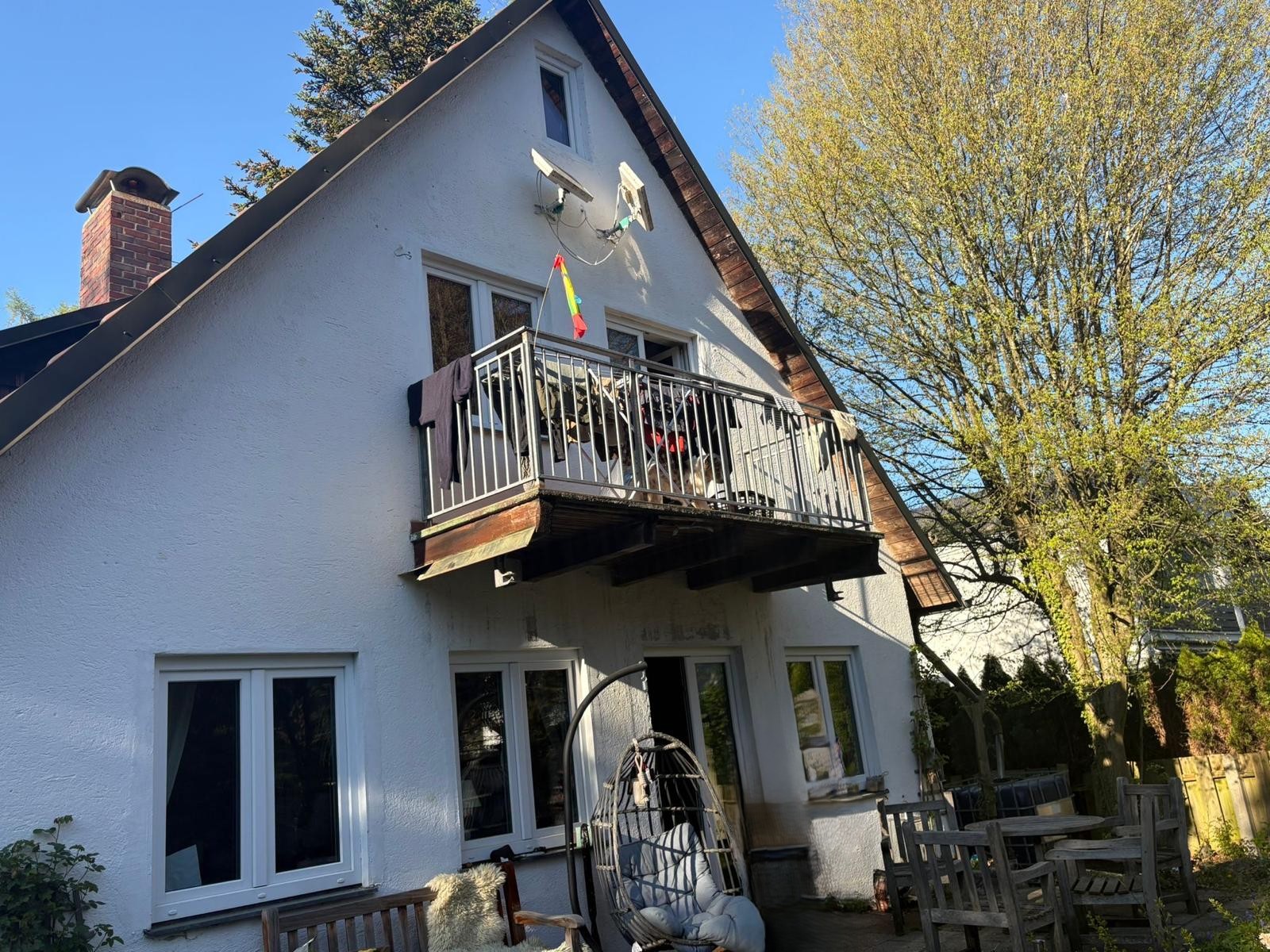 Einfamilienhaus mit altem Holzbalkon vor der Sanierung