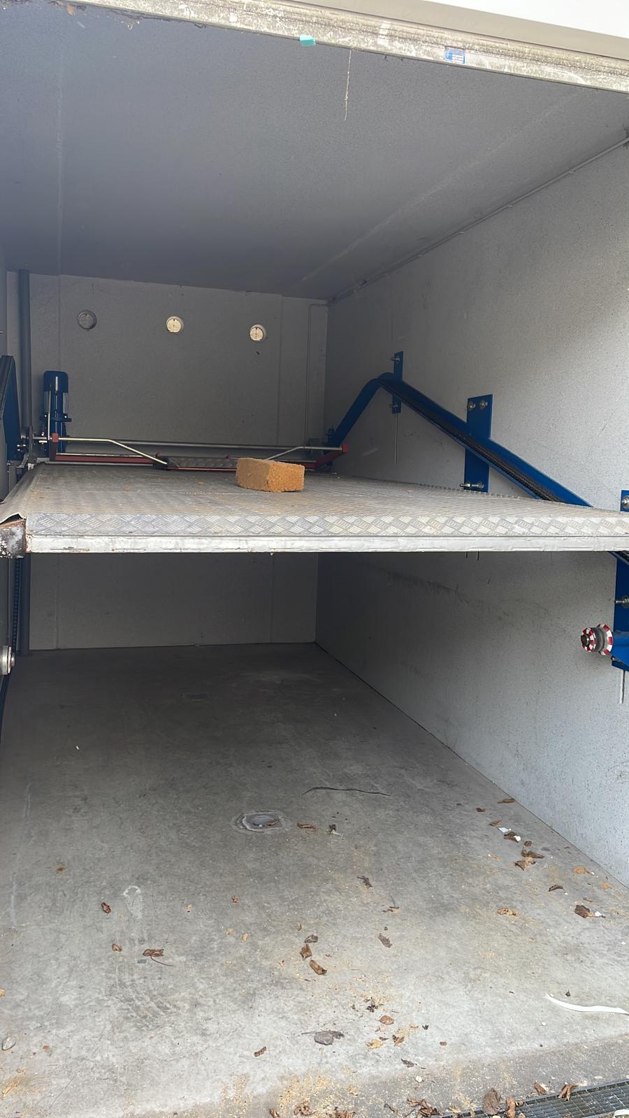 Garage mit installiertem Doppelparker vor dem Rückbau