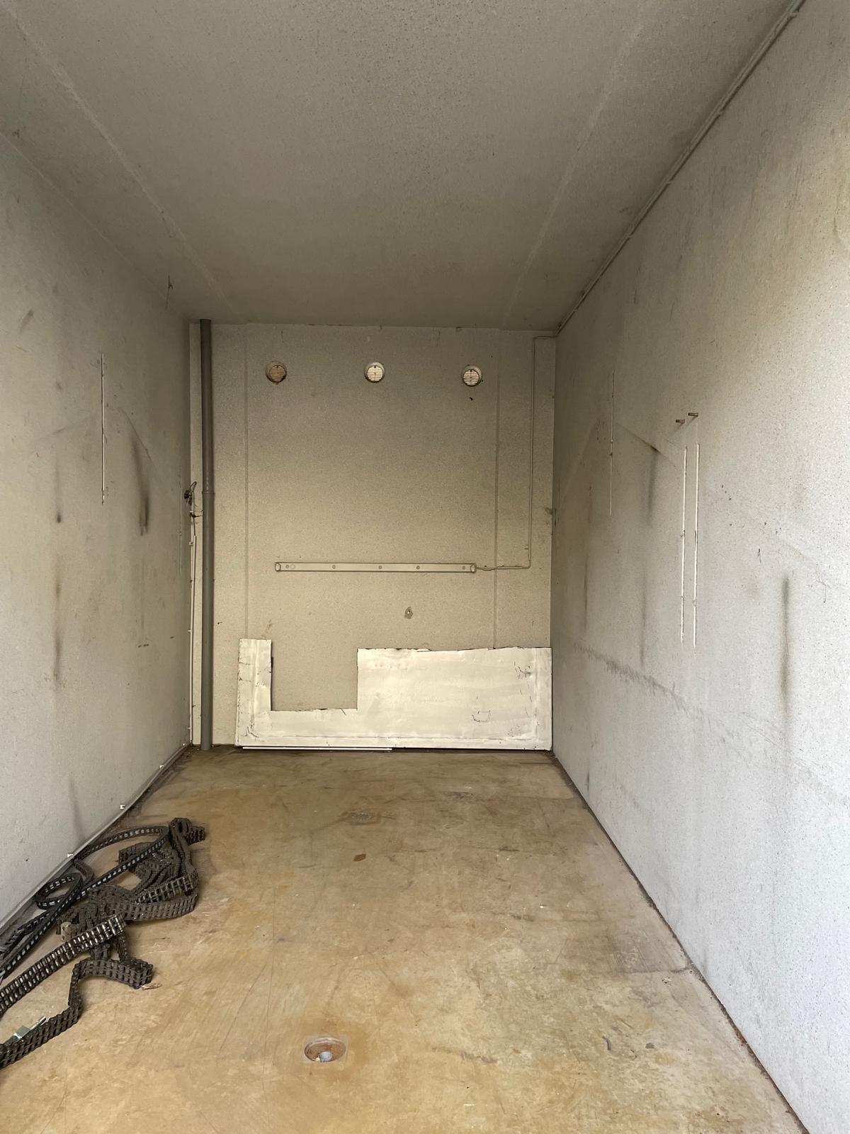 Entkernte Garage nach Demontage und Entsorgung