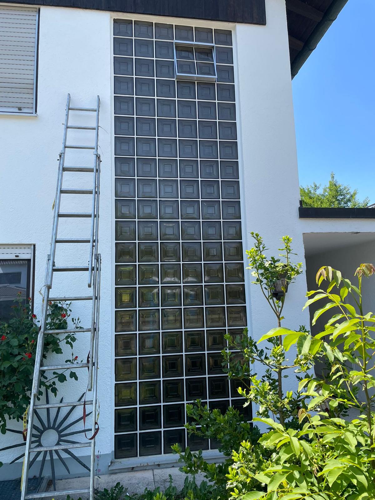 Bestehende Glasbausteinwand an Hausfassade vor dem Rückbau
