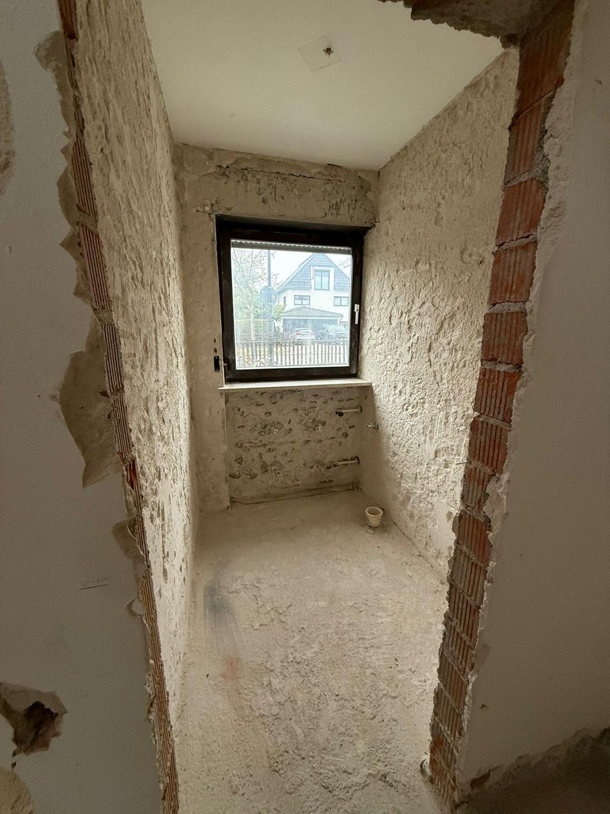 Rückgebauter Sanitärbereich auf Bestandsmauerwerk